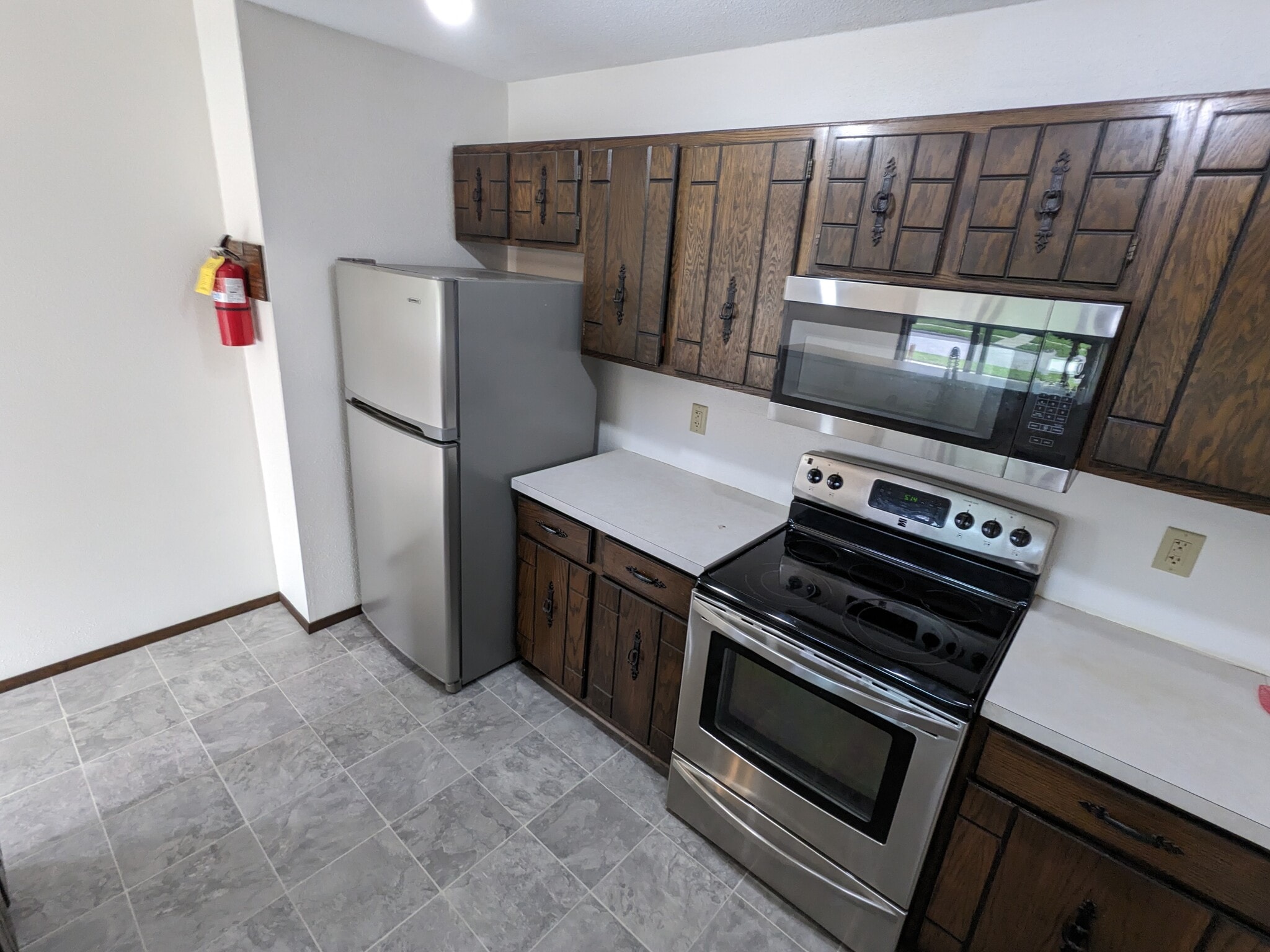 Kitchen (3) (Above-Range Microwave) - 1028 Mesa Verde Pl