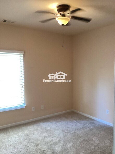 Building Photo - 4470 Hedgewood Dr