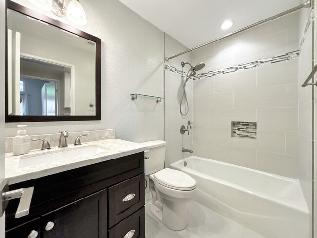 Building Photo - 5 Cll Rienda