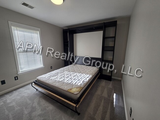 Building Photo - Private Country Feel Close to Downtown