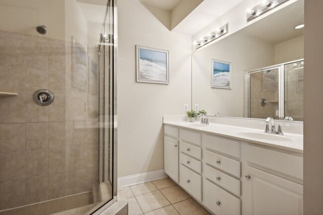 Building Photo - Stunning 2 bed 2.5 bath 2-story condo/townhome