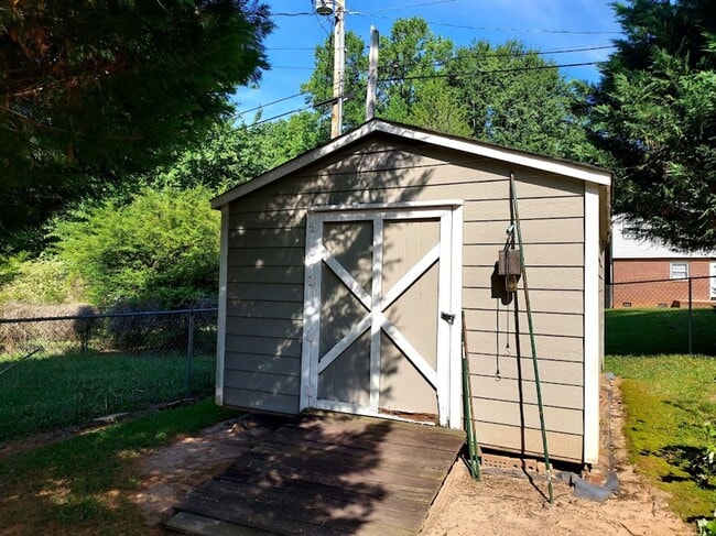 Building Photo - 3 Bedroom Brick Home