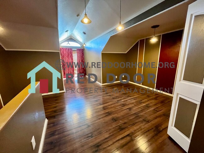 Building Photo - 3 bedroom Condo in ideal location