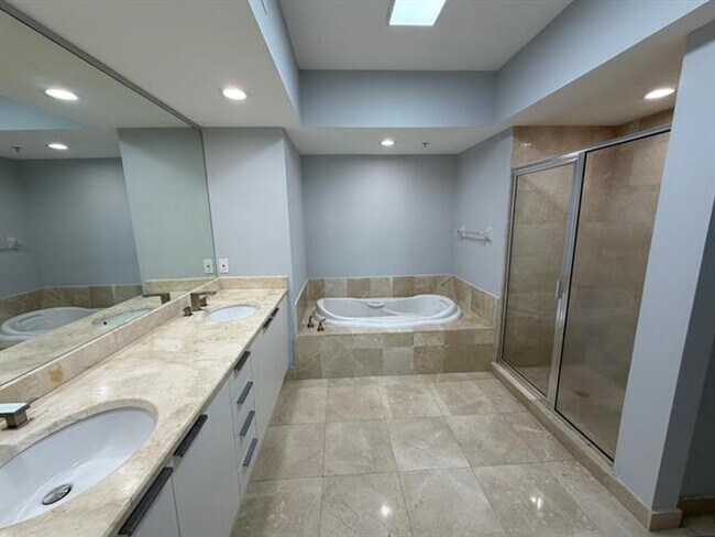 Building Photo - 15051 Royal Oaks Ln