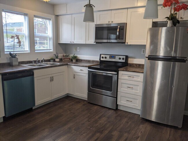 Building Photo - 3338 Powers St