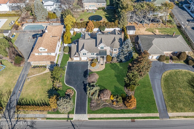 Building Photo - 215 Hollywood Ave