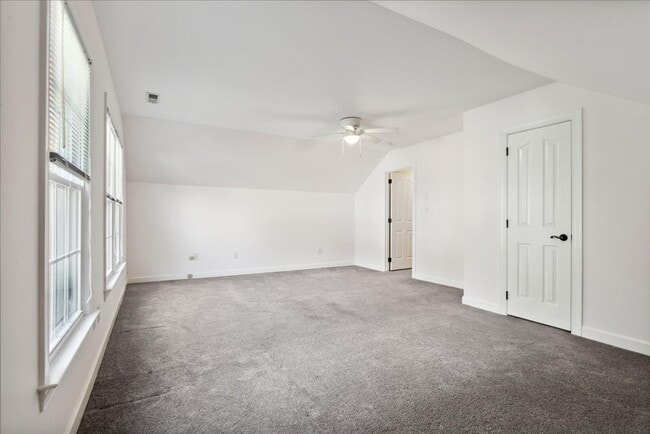 Building Photo - Kingsmill Gem