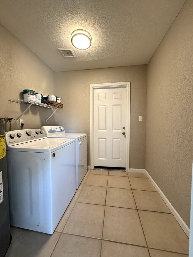 Building Photo - CORNER LOT 3 BEDROOM PLUS DEN WITH FIREPLACE AND LARGE YARD