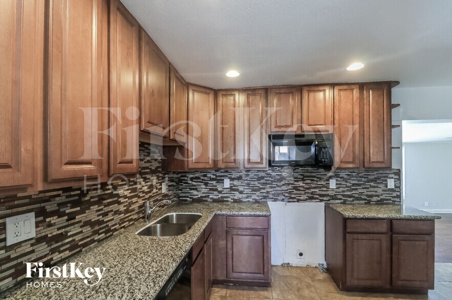 Building Photo - 3301 W Windrose Dr