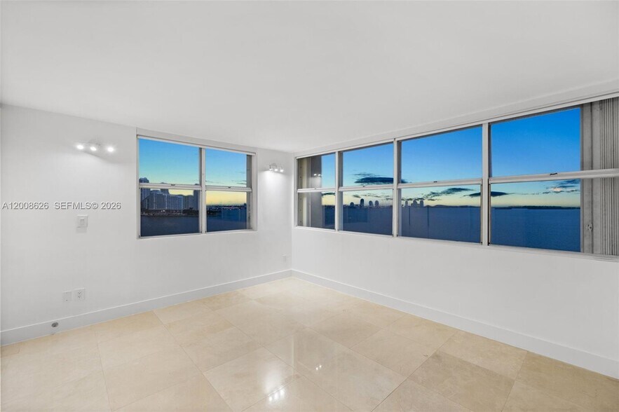 Building Photo - 1420 Brickell Bay Dr