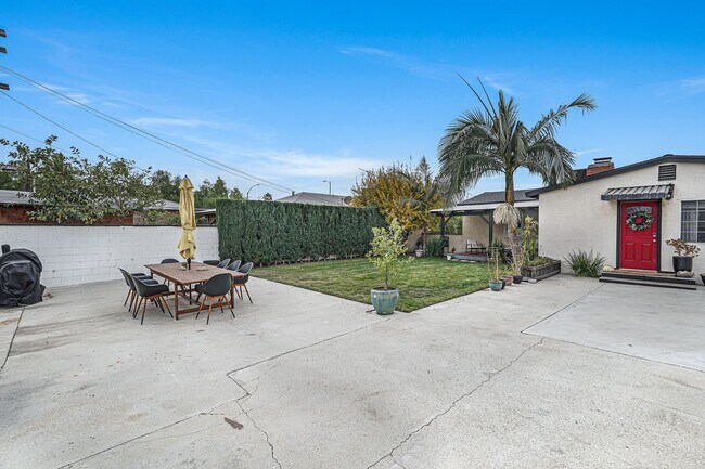 Building Photo - A beautiful  home in North Hollywood is no...