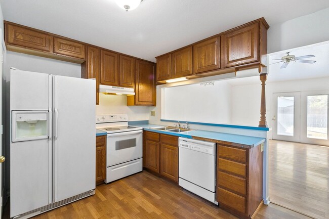 Building Photo - 833 Ponderosa Dr