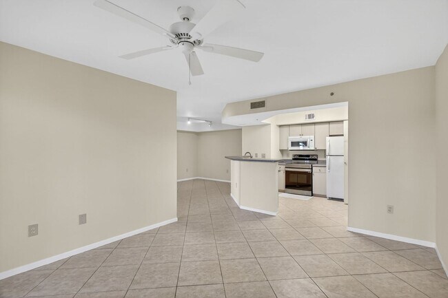 Building Photo - 1/1 Condo with Screened-in Balcony in Resort Style Community, Move in Ready!