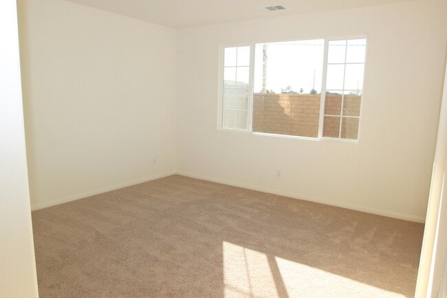 Building Photo - Available! Single Story 3/2 stunner located at West Haven!