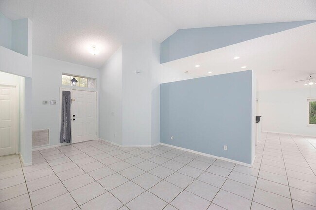 Building Photo - 2741 SW Pierson Rd