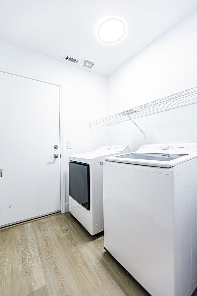 Building Photo - Stunning 3-bedroom One Story Home