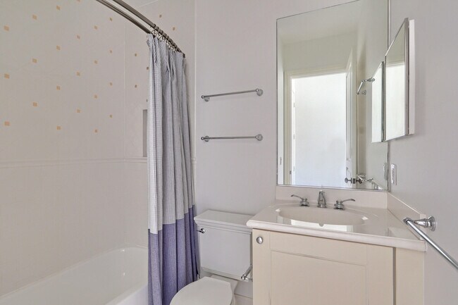 Building Photo - 343 Flamingo Dr