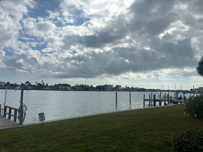 Building Photo - Renovated Treasure Island 1BR Condo - Steps to the Beach!