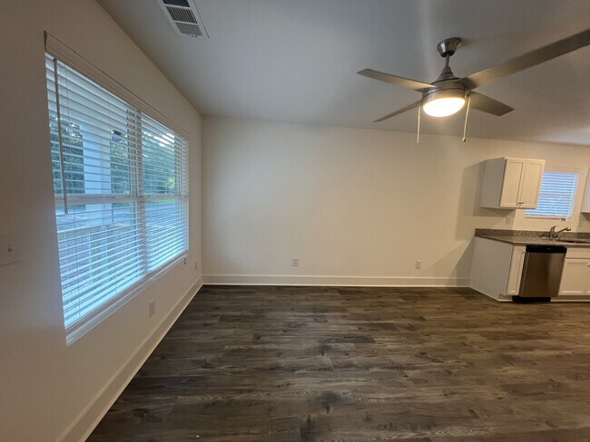 Building Photo - 535 S Forest Ave