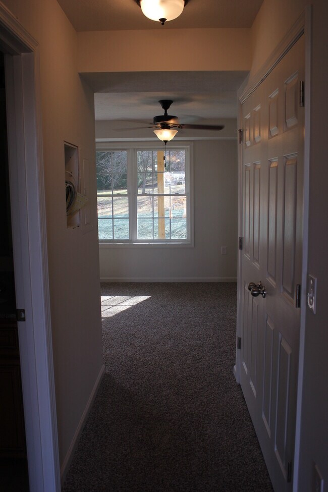 Building Photo - One Bedroom Garden Apartment