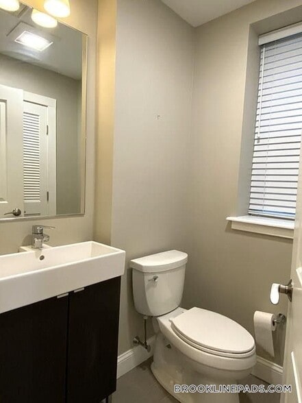 Building Photo - 52 Kent St