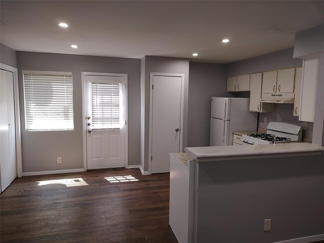 Building Photo - 2200 Leah Cove