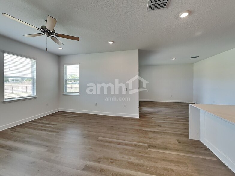 Building Photo - 3007 19th Ave W
