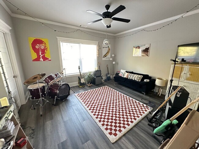 Building Photo - Four Bedroom Available off MLK