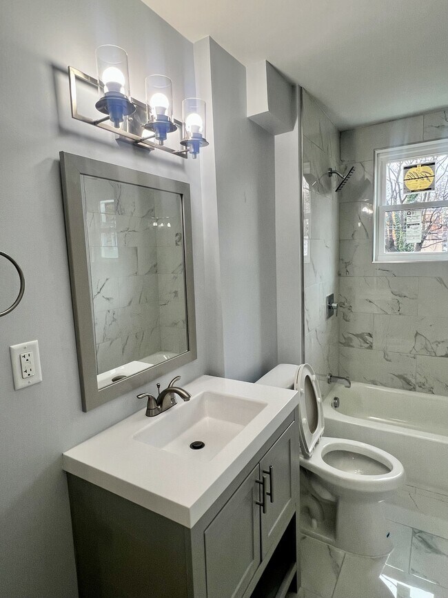 Building Photo - 1212 W Lombard St