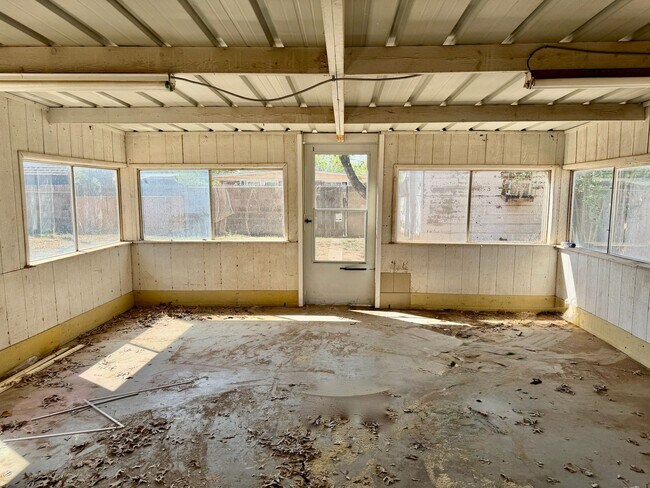 Building Photo - Adorable 3/1.5/1 in Great Location! Minutes from Tech and Hospitals!
