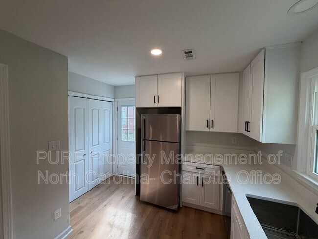 Building Photo - 1712 Blandford Dr