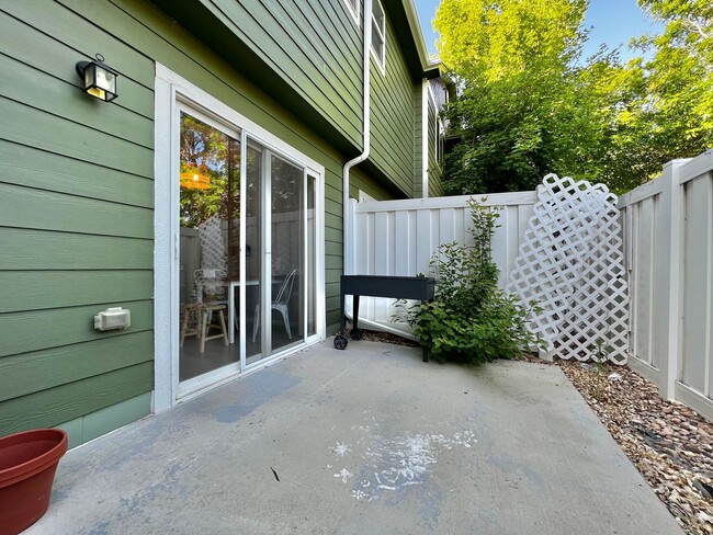 Building Photo - Fantastic 3 Bed 2.5 Bath Townhome in Water...