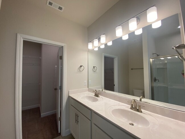 Building Photo - End Unit Townhome in Lebanon / 3 Spacious Bedrooms / Loft Area / 1 Car Garage / Back Patio