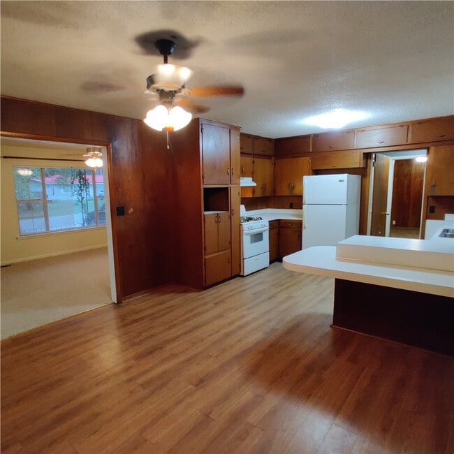 Building Photo - 1351 N Stephens Ave