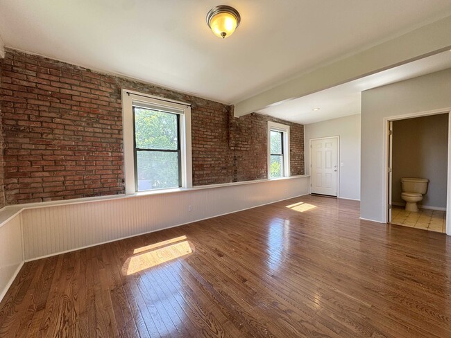Building Photo - 503 N 6th St