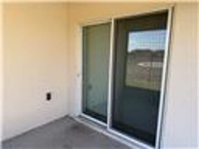 Building Photo - Tavares