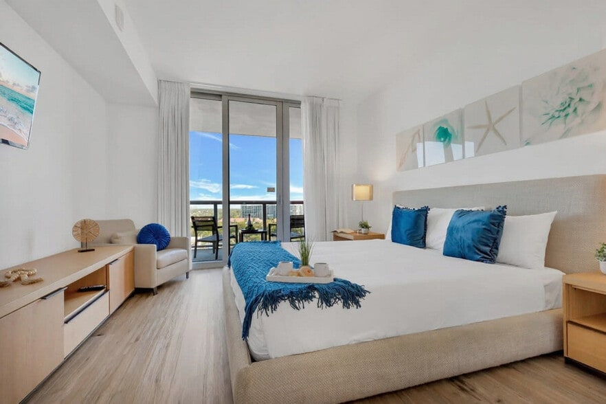 Building Photo - 2602 E Hallandale Beach Blvd