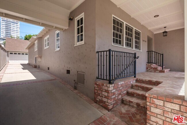 Building Photo - 10707 Wellworth Ave