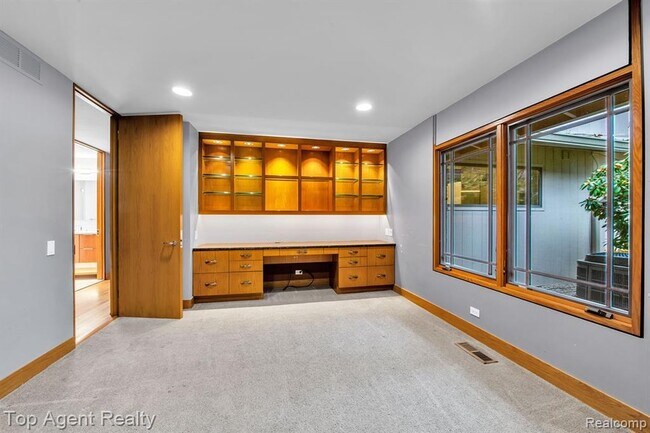 Building Photo - 5760 Snowshoe Cir