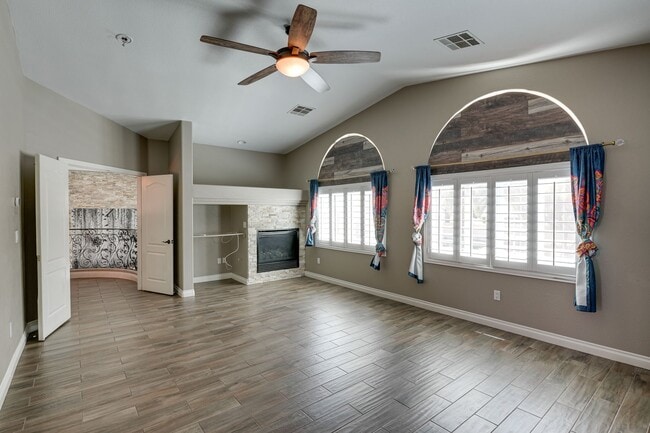 Building Photo - Luxurious 4 bd 3.5 bth Henderson Home in G...