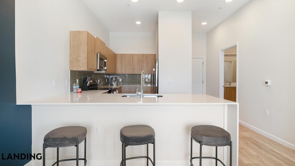 Building Photo - 5256 International Dr