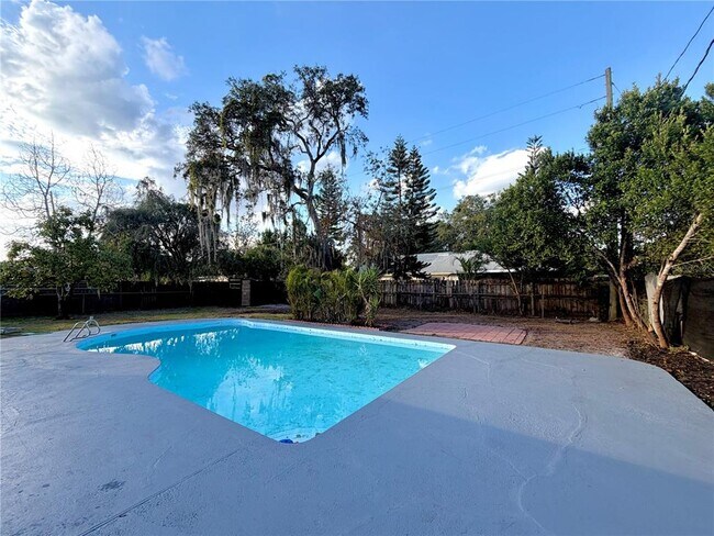 Building Photo - 2467 Sunderland Rd