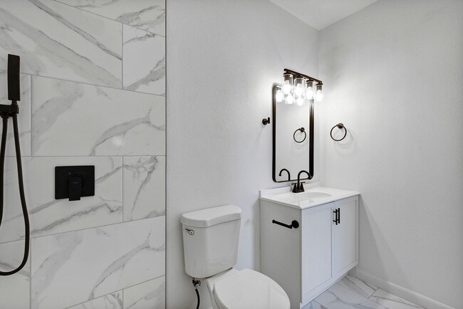 Building Photo - Charming Updated 1-Bedroom Home with Modern Kitchen & Cozy Front Patio