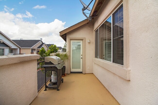 Building Photo - Spacious Townhome | Desirable Orange Location