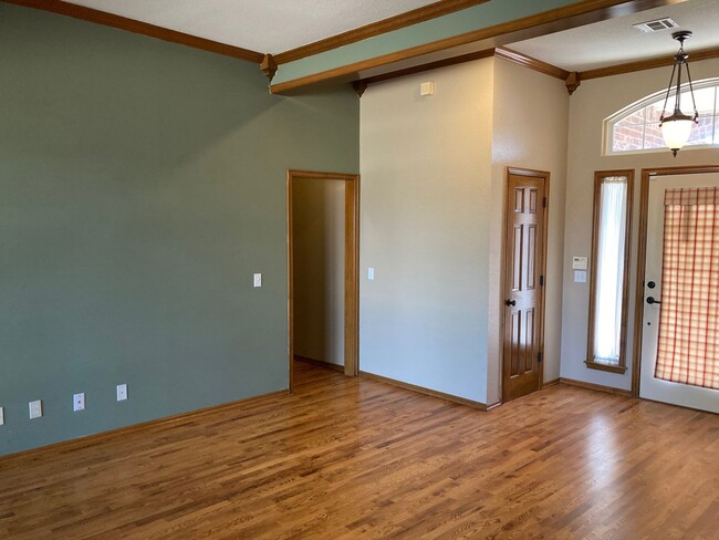 Building Photo - Gorgeous & Spacious 3 Bedroom Owasso Home-...