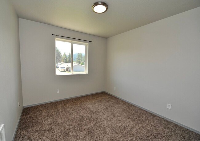 Building Photo - 3 bed 2 bath townhome