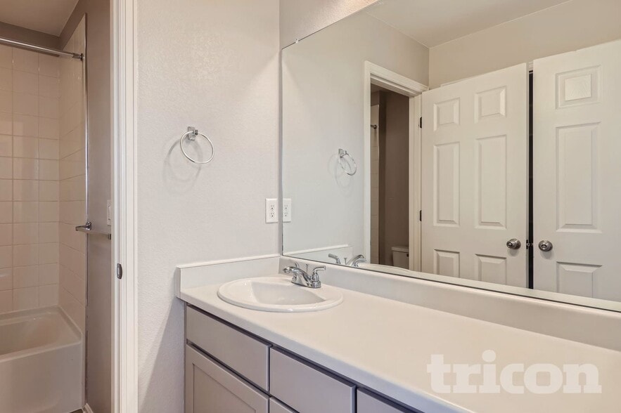 Building Photo - 4726 Helena St