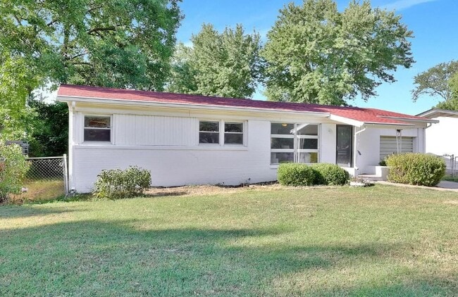 Building Photo - 211 E Meadowlark Rd