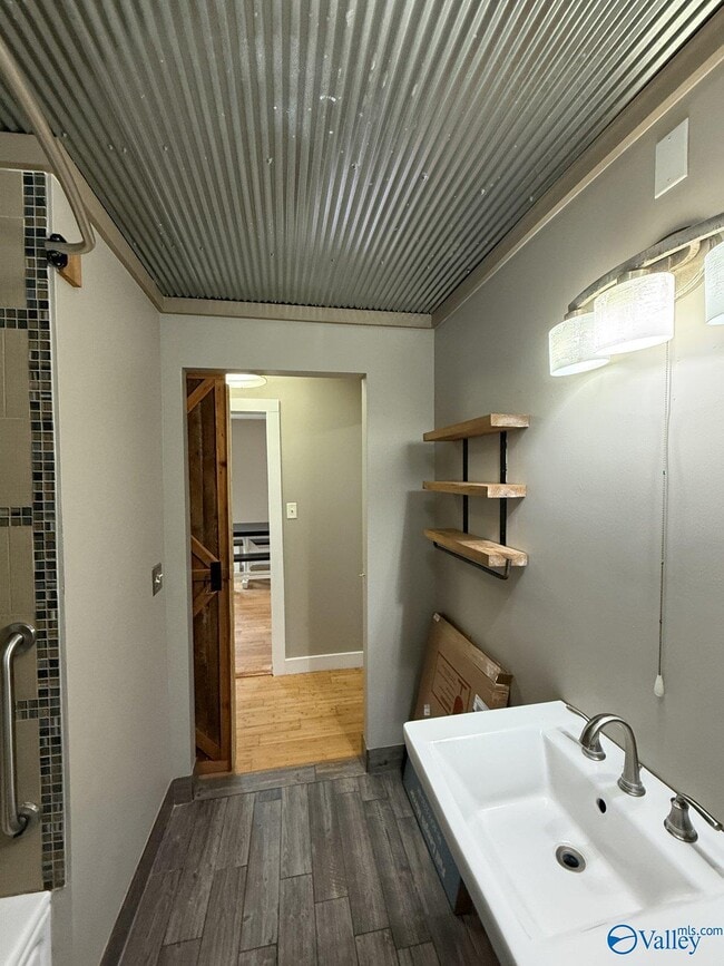 Building Photo - 1507 McCullough Ave NE