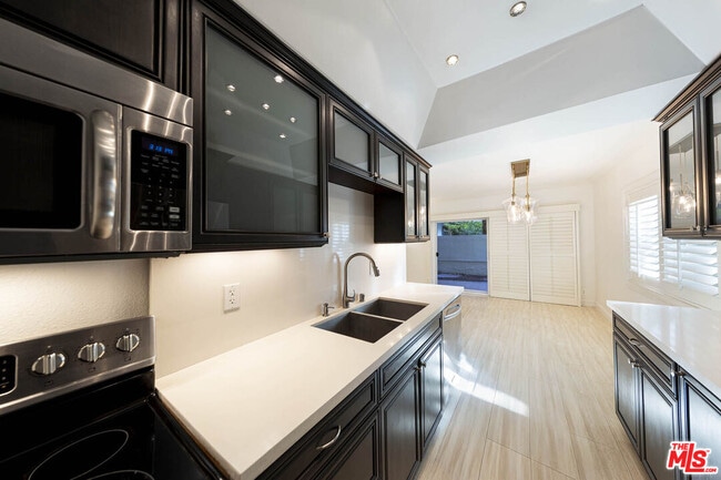 Building Photo - 1131 Alta Loma Rd